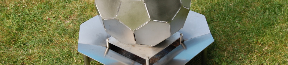 Handgefertigter Edelstahl-Grill von MaxiGrill